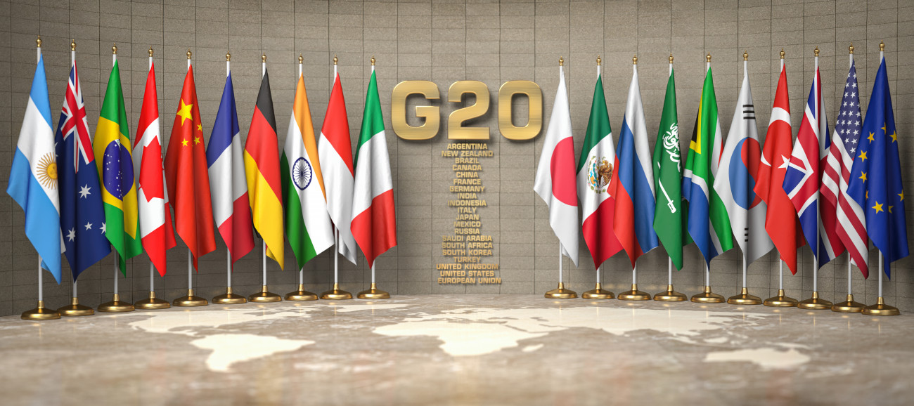 Koncept vrha ali srecanja G20 z vrsto zastav clanic skupine dvajsetih G20 in seznamom drzav na steni v konferencni sobi