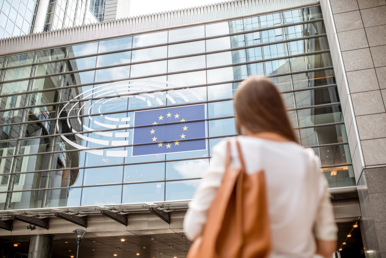 Poslovna zenska zraven zgradbe EU parlamenta v Bruslju 30.3.2025