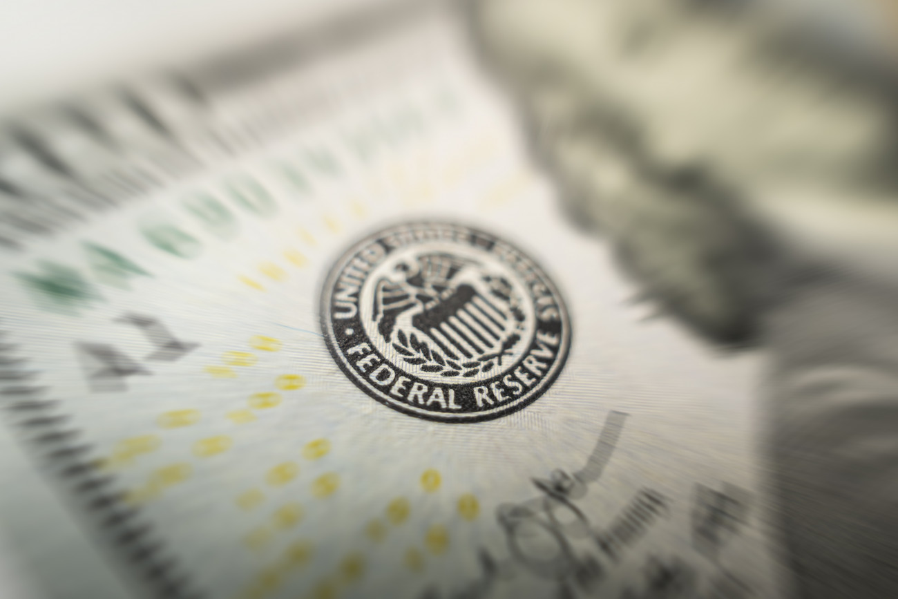 Selektivna osredotocenost na emblem ameriske centralne banke Federal Reserve na bankovcu za sto dolarjev 06112022