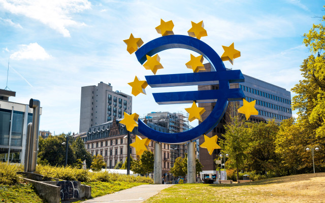 Skulptura znaka Euro v predmestju Frankfurta 12.5.2025