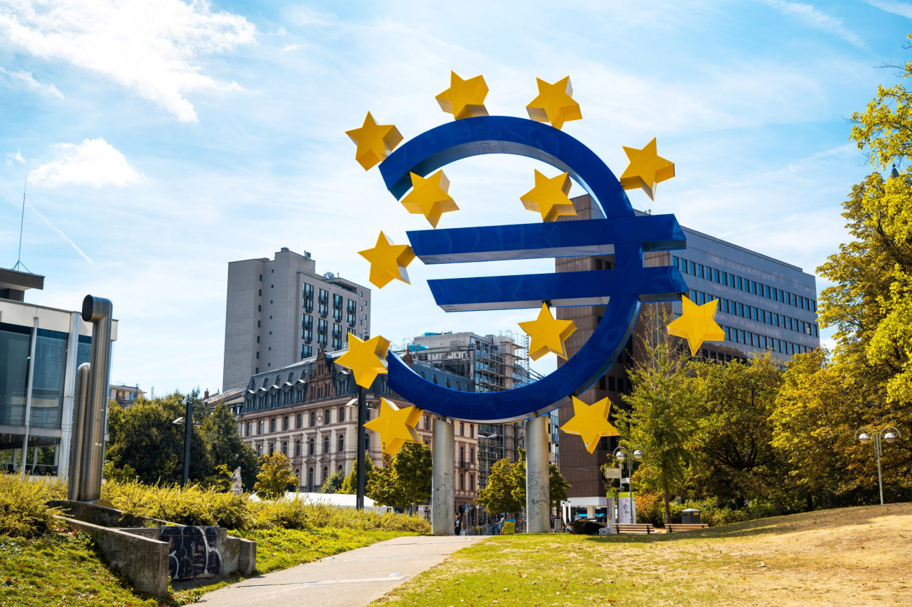 Skulptura znaka Euro v predmestju Frankfurta 12.5.2025