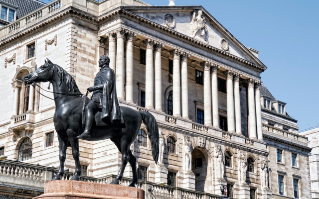Slika angleske centralne banke z bronastim kipom konja in konjenika v ospredju 14052023