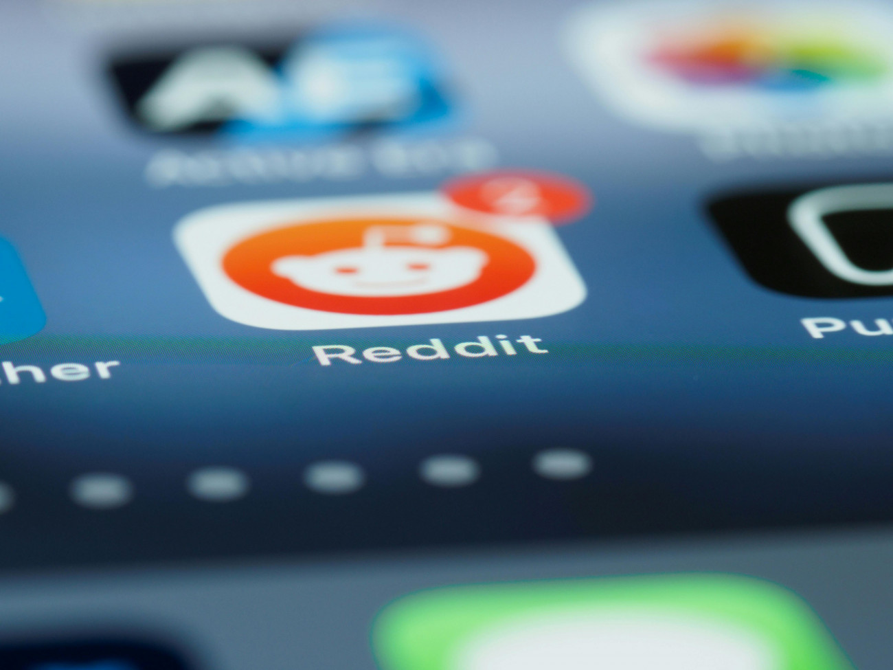 Slika ikone Reddit na modri podlagi 25.3.2024