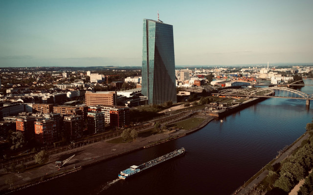 Slika iz zraka dela mesta Frankfurt kjer stoji zgradba evropske centralne banke 15.12.2023