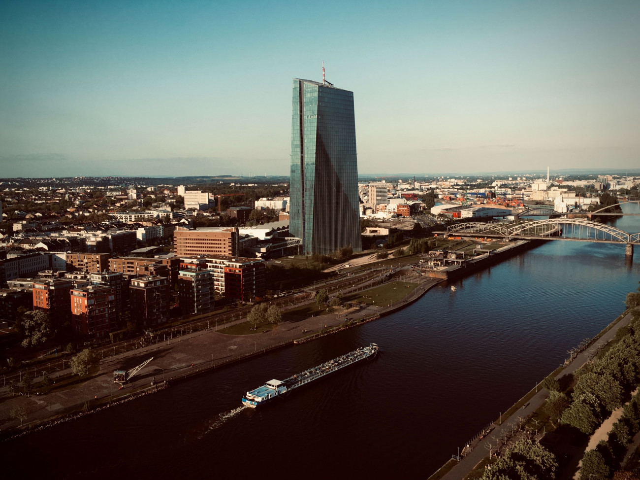 Slika iz zraka dela mesta Frankfurt kjer stoji zgradba evropske centralne banke 15.12.2023