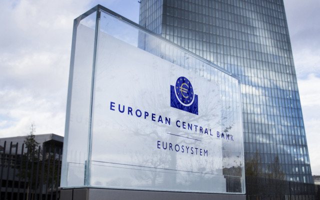 Slika nove stavbe evropske centralne banke sedez v Frankfurtu Nemcija z bliznjim posnetkom instalacije z logotipom ECB v notranjosti 2582023