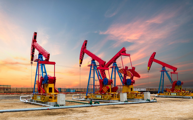 Slika oljnih crpalk v naftni industriji ter opreme za vrtanje