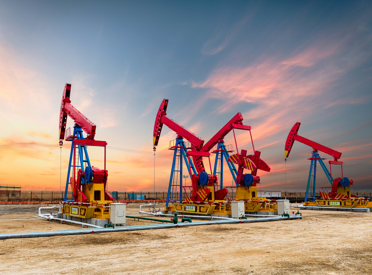 Slika oljnih crpalk v naftni industriji ter opreme za vrtanje
