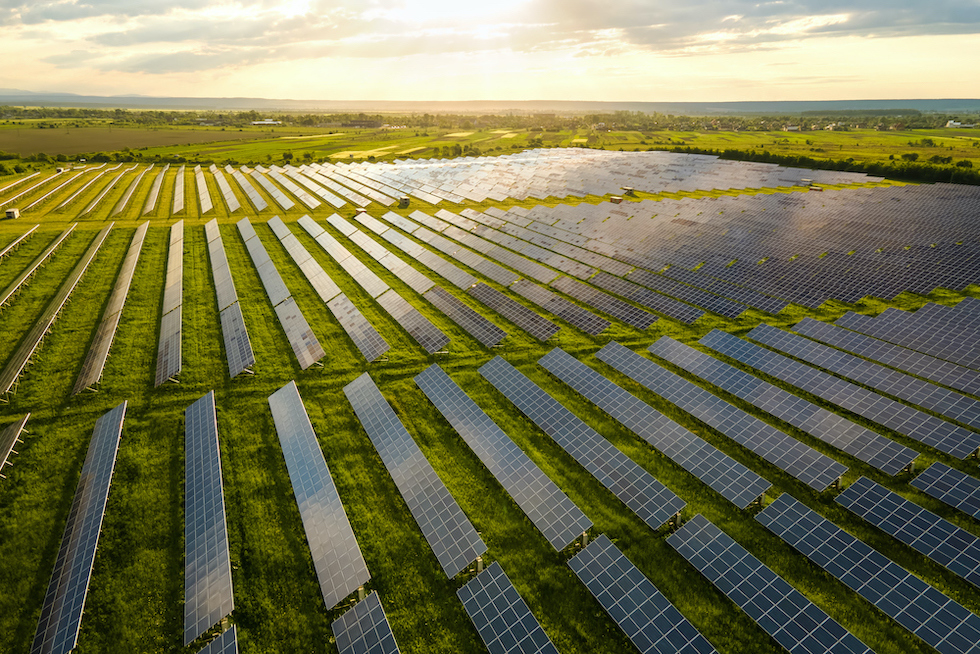 Slika pogleda iz zraka velike odrzive elektricne elektrane s mnogo redova solarnih fotonaponskih panela za proizvodnju ciste ekoloske elektricne energije obnovljiva elektricna energija s konceptom nulte emisije 11022023