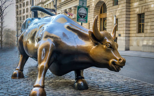 Slika skulpture walltreetovskega bika v napadu iz brona 11.9.2023