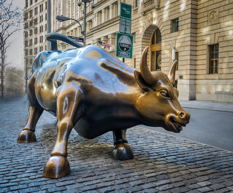 Slika skulpture walltreetovskega bika v napadu iz brona 11.9.2023