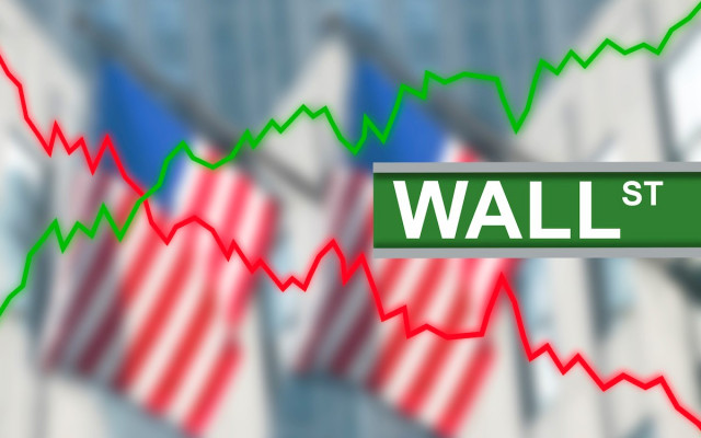 Slika stebrickov na Wall Streetu z zeleno crto ki oznacuje borzo navzgor in rdeco navzdol v ozadju zamegljeni ameriski zastavi in zgradba 02062023