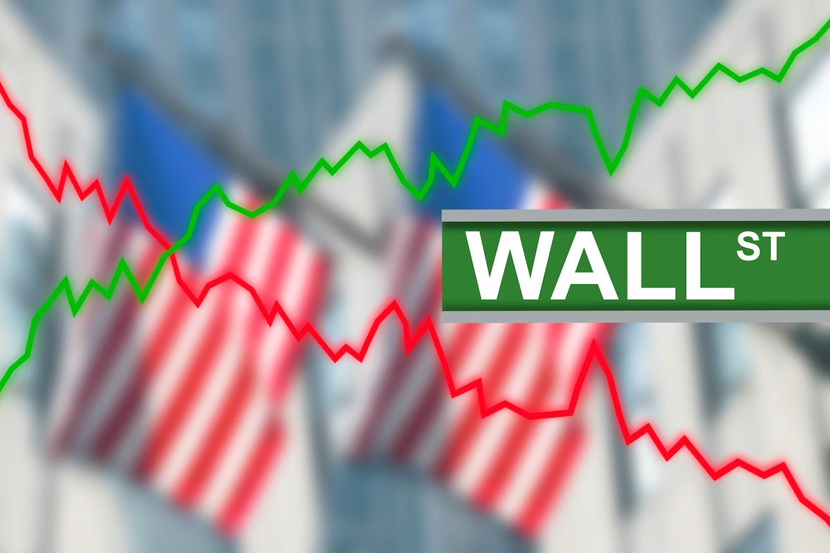 Slika stebrickov na Wall Streetu z zeleno crto ki oznacuje borzo navzgor in rdeco navzdol v ozadju zamegljeni ameriski zastavi in zgradba 02062023