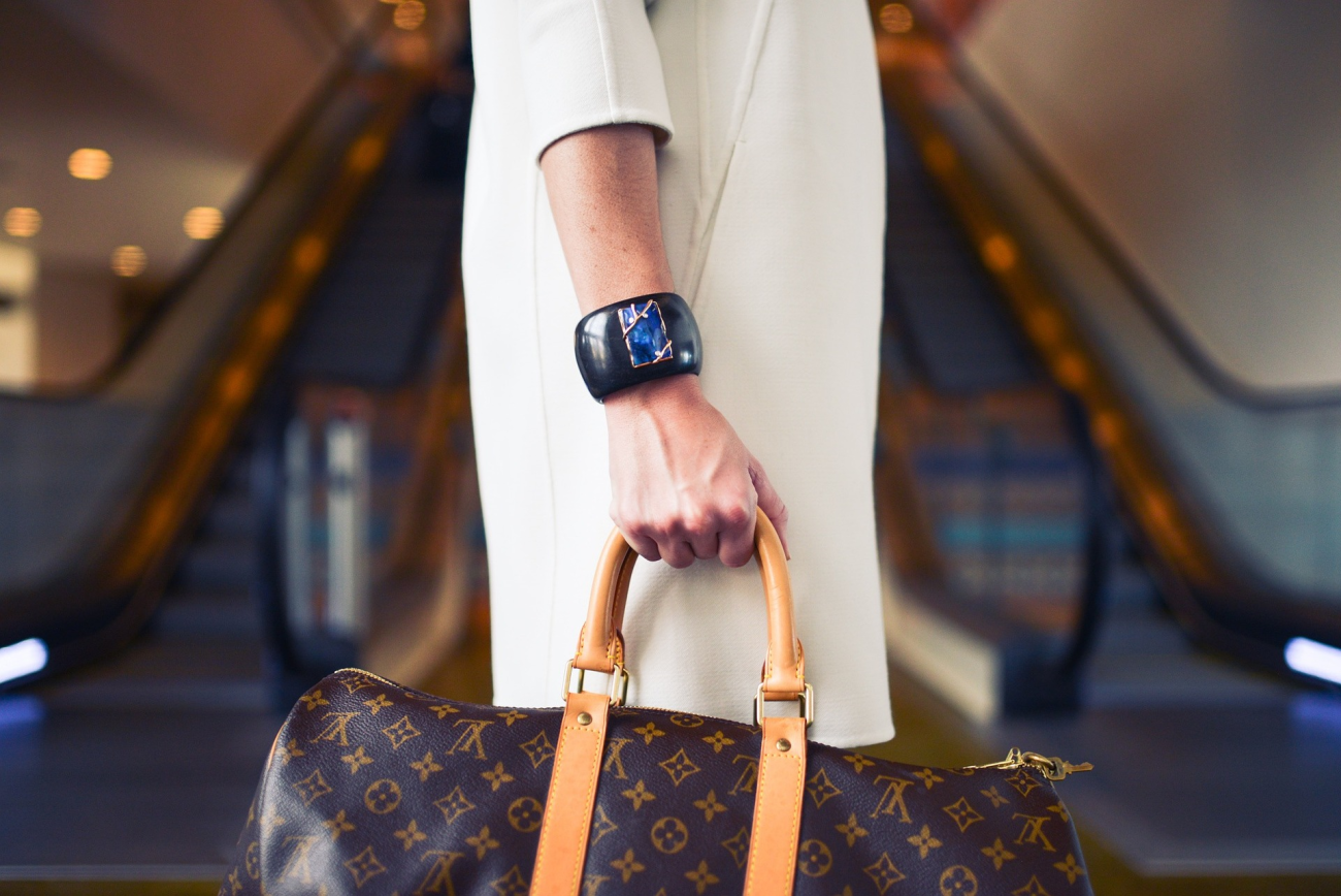 Zenska roka ki drzi louisvuitton torbo 13.4.2025