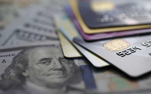 Bancne kreditne kartice polozene na ameriske bankovce