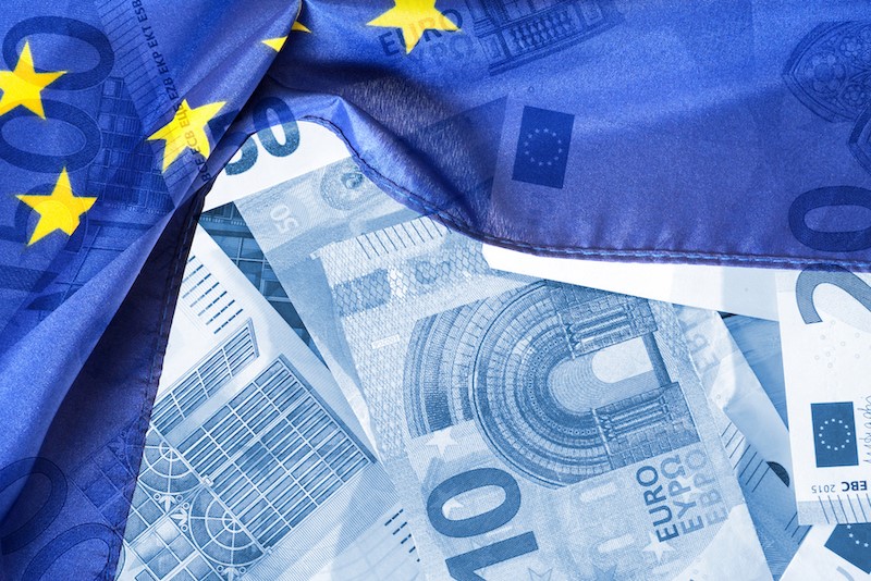 Slika z delckom evropske zastave in nekaj 10 evrskimi bankovci 1.4.2023