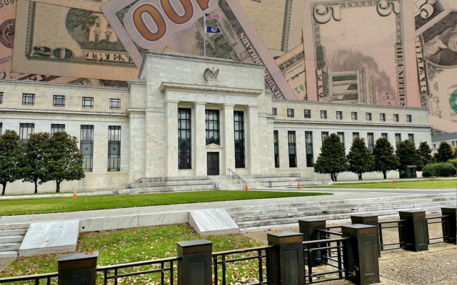 Slika ki prikazuje stavbo centralne banke ZDA v Washingtonu na ozadju dolarskih bankovcev ki pojasnjujejo inflacijo 16042023