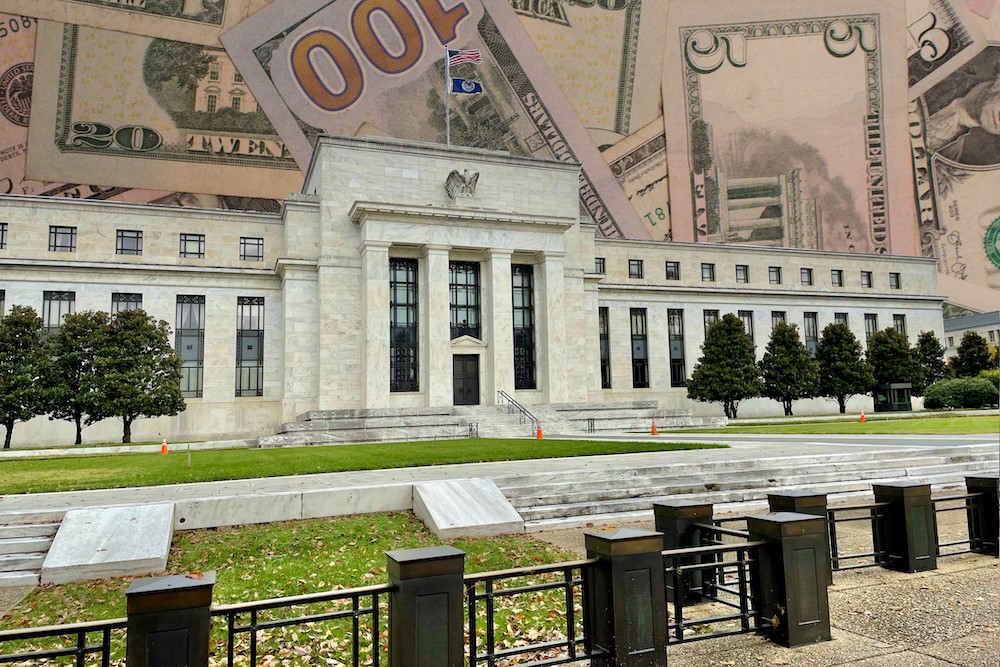 Slika ki prikazuje stavbo centralne banke ZDA v Washingtonu na ozadju dolarskih bankovcev ki pojasnjujejo inflacijo 16042023