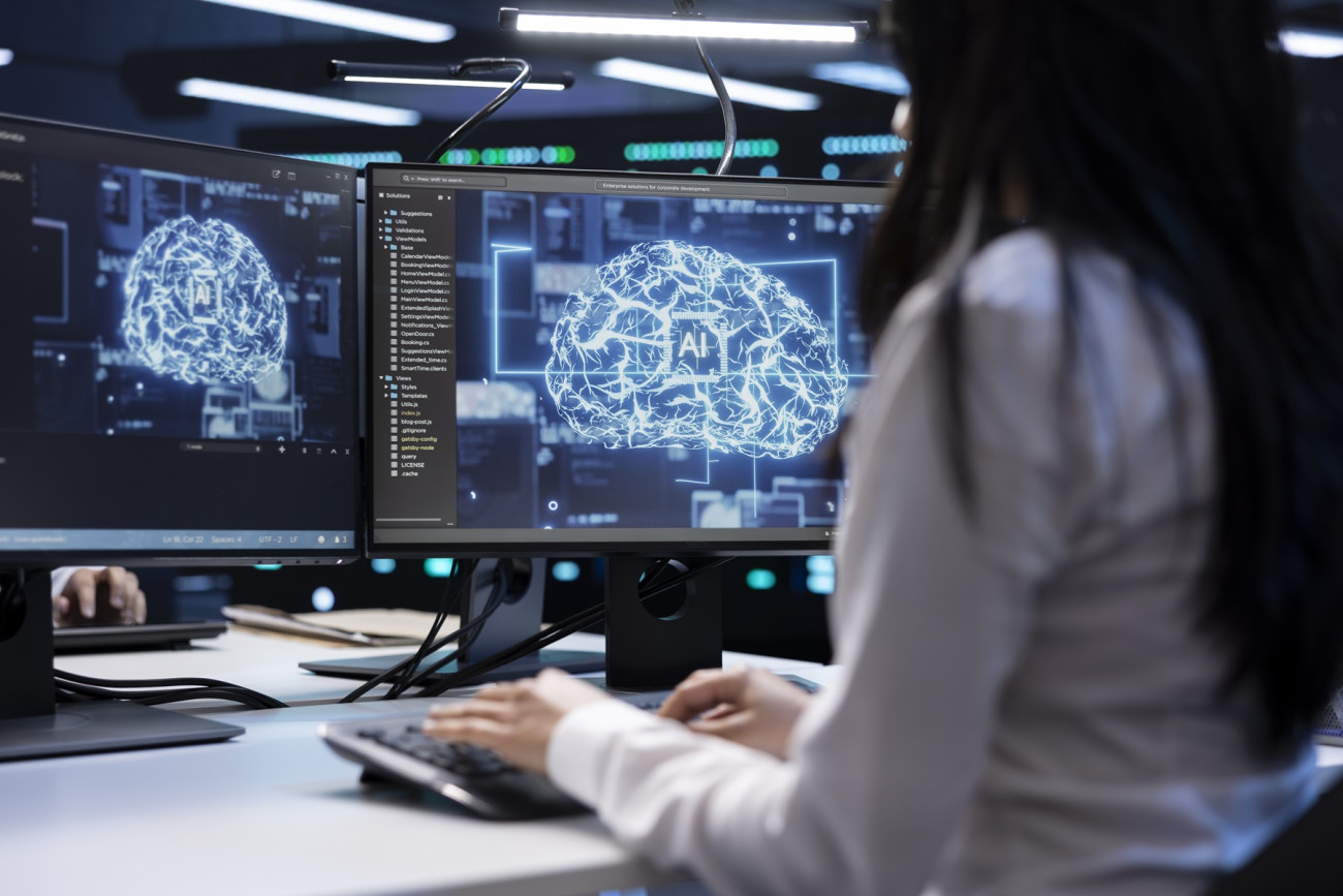 programerka uporablja umetno inteligenco na racunalniku